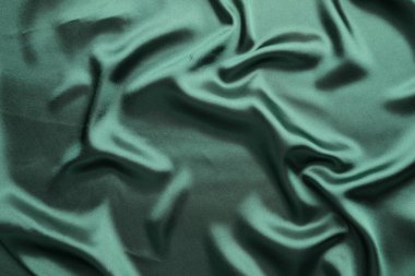 Arkaplan olarak buruşmuş yeşil ipek kumaş, üst görünüm