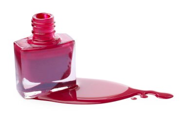 Şişe ve dökülen pembe oje beyaza izole edilmiş.