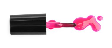 Fırça ve dökülen pembe oje beyaz, üst manzara izole