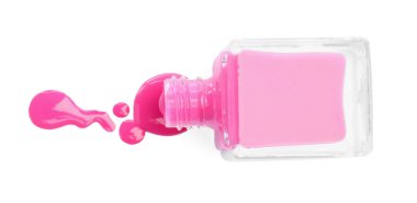 Şişe ve dökülen pembe oje beyaz, üst manzara izole