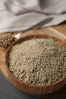 Aromatik baharat. Biberler kasede, biberler gri ahşap masada, yakın plan.