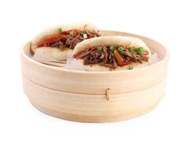 Bambu buharlı leziz gua bao beyaz tencereye izole edilmiş.