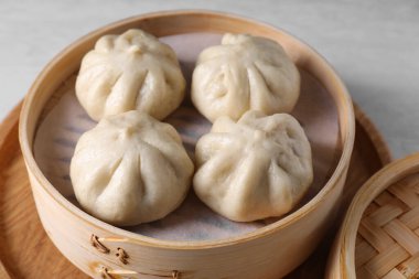 Tatlı bao çörekleri (baozi) ışıklı masada, yakın plan.