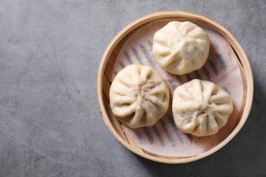 Gri desenli masada nefis bao çörekleri (baozi), üst manzara. Metin için boşluk