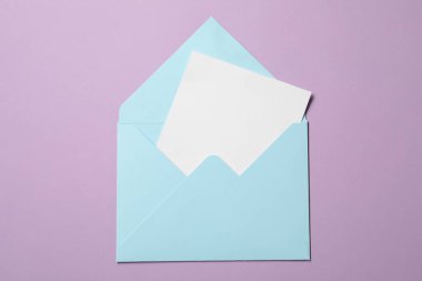 Üzerinde menekşe arkaplan olan mektup zarfı, üst görünüm