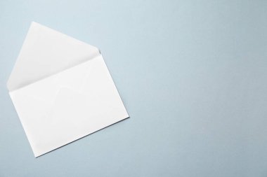Gri arka planda mektup zarfı, üst manzara. Metin için boşluk
