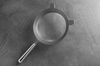 Gri masada yeni bir elek, üst manzara.