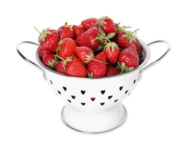 Taze çilekli Colander beyaz üzerine izole edilmiş.