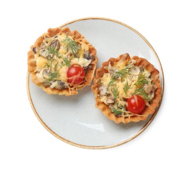 Peynirli, domatesli, mantarlı ve dereotlu turtalar beyaza izole edilmiş.