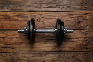 Ahşap zeminde bir halter, en üst manzara.