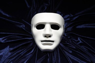 Tiyatro sanatları. Mavi kumaş üzerine beyaz maske, üst görünüm