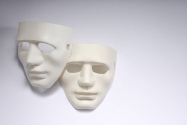 Tiyatro sanatları. Beyaz arka planda iki maske, üst tarafta. Metin için boşluk