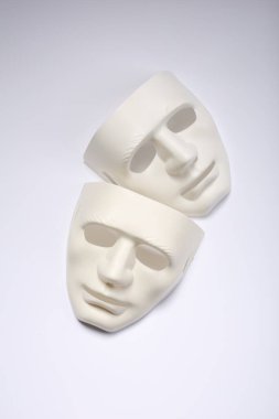 Tiyatro sanatları. Beyaz arkaplanda iki maske, üst görünüm