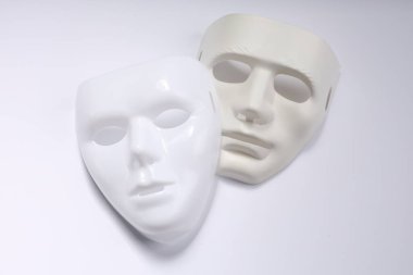 Tiyatro sanatları. Beyaz arkaplanda iki maske, üst görünüm