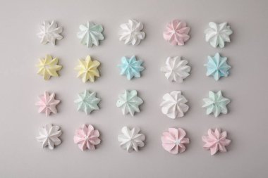 Hafif arka planda leziz kremalı kurabiyeler.