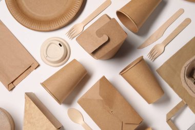 Beyaz arka planda çevre dostu gıda paketleriyle düz kompozisyon