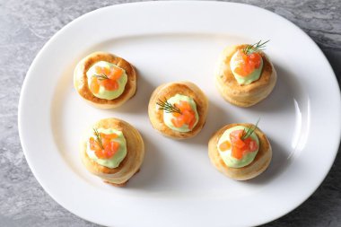 Avokado kremalı, somonlu ve dereotlu enfes poğaça.