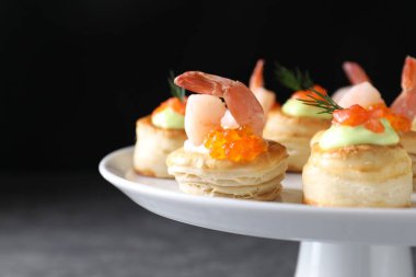 Farklı lezzetli hamur işi aperatifler tezgahta, yakın plan