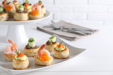 Beyaz ahşap masada farklı lezzetli hamur işi atıştırmalıkları.