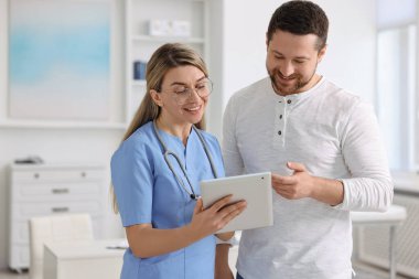 Hastanedeki hastayla çalışan profesyonel bir doktor.