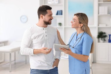 Hastanedeki hastayla çalışan profesyonel bir doktor.