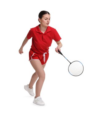 Beyaz arka planda raketle badminton oynayan genç bir kadın.
