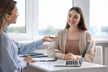 Hastanedeki beyaz masada hastayla çalışan profesyonel bir doktor.