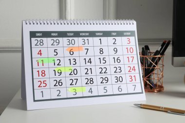 Zaman çizelgesi. Beyaz masa içerisindeki işaretli tarih ve kırtasiye takvimi