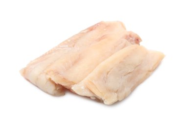 Çiğ balık parçaları beyaza izole edilmiş.