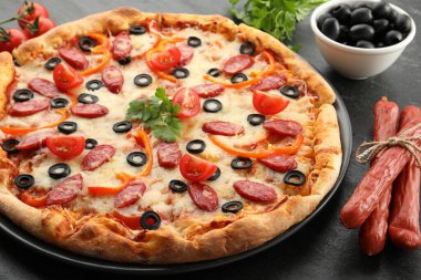 Füme sosisli, zeytinli, domatesli, biberli ve maydanozlu lezzetli pizza.