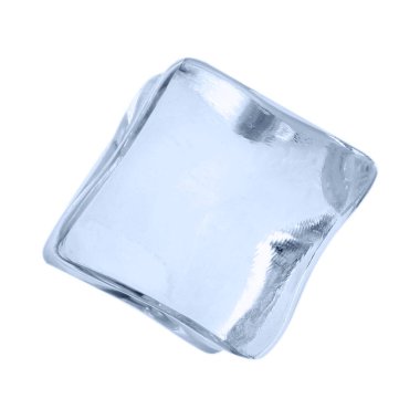 Bir kristal berrak buz küpü beyaza izole edilmiş
