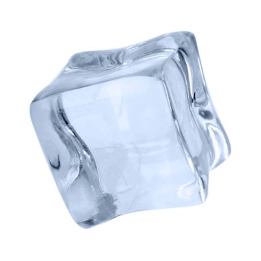Bir kristal berrak buz küpü beyaza izole edilmiş