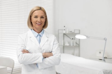 Modern klinikte mutlu dermatologların portresi, metin için yer
