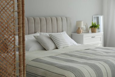 Rahat yatağı olan çağdaş bir yatak odası.