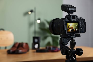 Güzellik blogcusunun işyeri. Erkek aksesuarları içeride, kameraya odaklan.