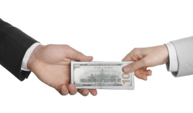 Para değişimi. Beyaz arka planda kadına dolar banknotları veren adam, yakın plan.