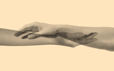 İnsanların bej arka planda iki kez el ele tutuşmaları, yakın çekim. Sepya etkisi