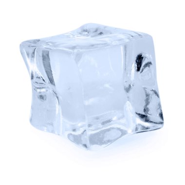 Bir kristal berrak buz küpü beyaza izole edilmiş