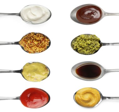 Beyaz, üst görünümde izole edilmiş kaşıklardaki farklı soslar.