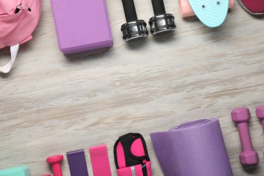 Beyaz ahşap masadaki farklı spor malzemelerinin çerçevesi düz yatıyordu. Metin için boşluk