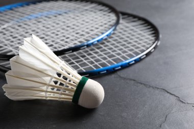 Tüylü badminton mekik siki ve raketleri gri desenli masada yakın plan