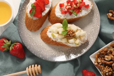 Armut, çilek ve cevizli nefis ricotta bruschetas.
