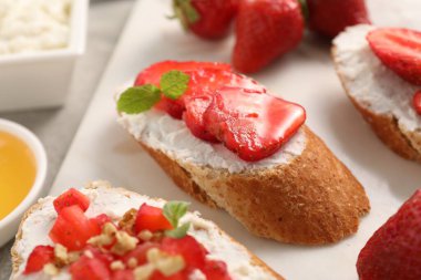 Çilekli lezzetli ricotta bruschetas ve gri masada nane şekeri