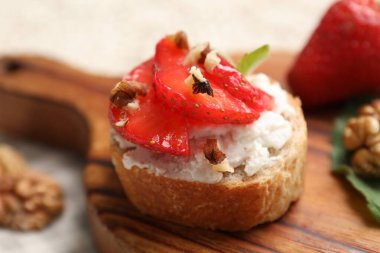 Lezzetli ricotta bruschetta. Çilekli ve cevizli. Masada servis ediliyor.
