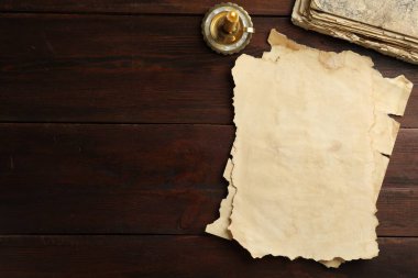 Eski parşömen kağıtları, eski kitaplar, ahşap masa üzerindeki mum, düz yatak. Metin için boşluk