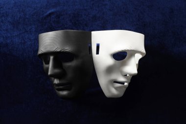 Tiyatro sanatları. Mavi kumaşlı iki maske, üst görünüm.