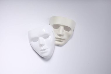 Tiyatro sanatları. Beyaz arkaplanda iki maske, üst görünüm