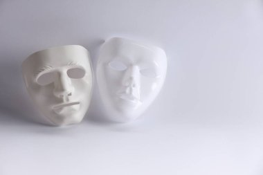 Beyaz arka planda plastik yüz maskeleri, metin için boşluk. Tiyatro performansı