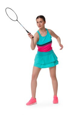 Beyaz arka planda raketle badminton oynayan genç bir kadın.