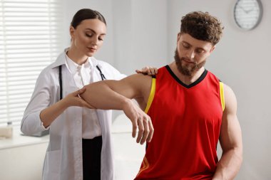 Spor sakatlığı. Hastanede hastayı muayene eden doktor.